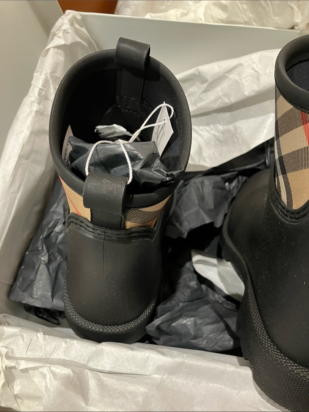 Burberry Black Rain Boots with Beige Vintage Check - Picture 9 of 12
